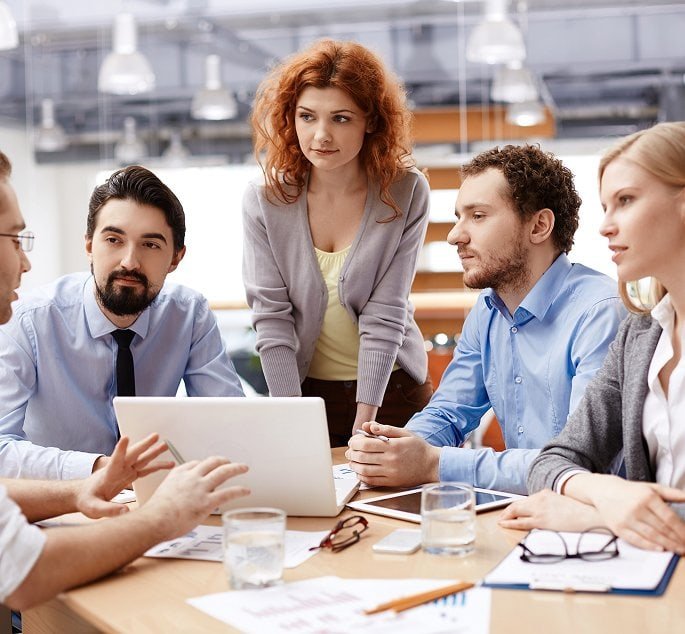 Grupo de profesionales en una reunión, conversando y analizando estrategias. Representa el proceso de outplacement y la mediación en la transición laboral, enfocándose en minimizar conflictos y mejorar la empleabilidad.